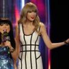 Taylor Swift: Fan signs distract me